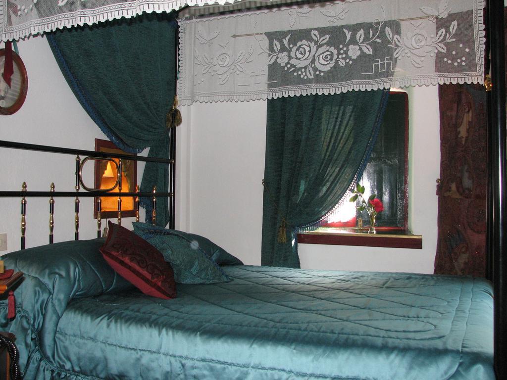 Glorious Peleys Castle Hotel Vyzitsa Room photo